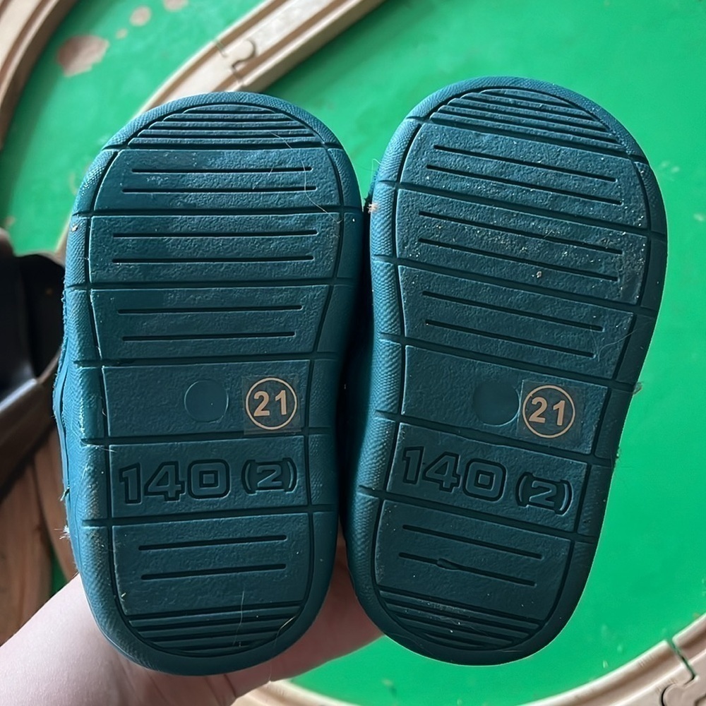NWT toddler dinosaur slippers 🛍️ 5/30 kids clothes 🛍️🛍️ - Picture 2 of 2